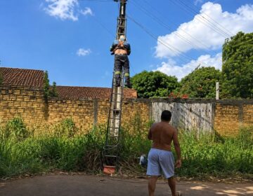 Técnico leva descarga elétrica e fica pendurado em poste durante instalação de internet