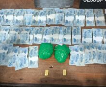 Mulher é detida com cocaína, R$ 7 mil e R$ 150 mil em ouro em praça de Macapá