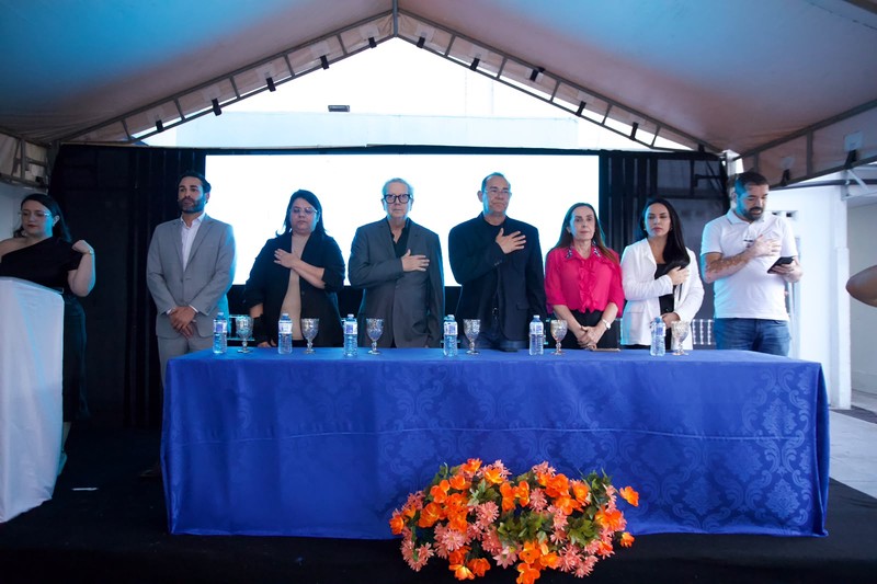Representantes da gestão e profissionais durante a cerimônia de certificação da UEI