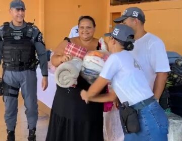 Futuros soldados da PM doam redes, roupas e alimentos para atingidos por incêndio