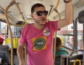 Panfletando dentro dos ônibus, campanha de professor cresce no Amapá