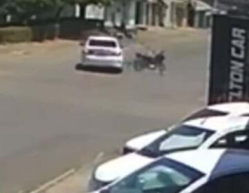 Motociclista é arremessada após colisão com carro em cruzamento de Santana