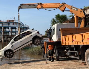 Corpo de motorista é encontrado em carro no fundo do Rio Matapi