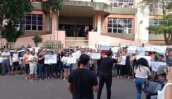 Sob gritos de “assassino”, Justiça mantém preso policial penal envolvido na morte de major da PM