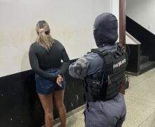 Mulher usava criança para esconder drogas por ordem do marido preso no Iapen
