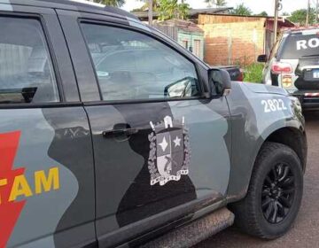 Criminoso foge da Rotam e deixa celulares e porções de drogas para trás