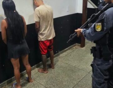 Ao tentar fugir da PM, traficante ameaça jogar criança no lago
