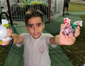 ‘Quero batalhar pra ter’, diz menino ao vender trufas nas ruas para comprar videogame