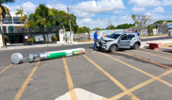 Motorista cochila ao volante e destrói totem de vigilância na orla de Macapá