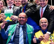 Davi promulga fim da escala 6×1 e aposentadoria especial para agentes de saúde
