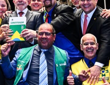 Davi promulga fim da escala 6×1 e aposentadoria especial para agentes de saúde
