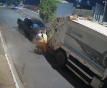 Gari salta de caminhão de lixo segundos antes de ser atingido por caminhonete no Pará