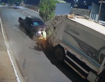Gari salta de caminhão de lixo segundos antes de ser atingido por caminhonete no Pará