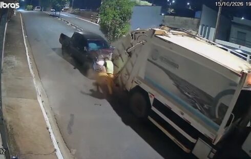 Gari salta de caminhão de lixo segundos antes de ser atingido por caminhonete no Pará