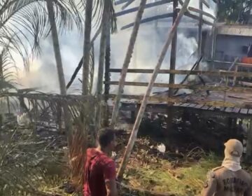 Incêndio destrói imóvel em área de passarelas às margens do rio em Mazagão