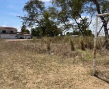 Moradores ouvem tiros na madrugada, e jovem é encontrado morto em campo de futebol