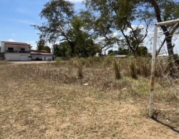 Moradores ouvem tiros na madrugada, e jovem é encontrado morto em campo de futebol