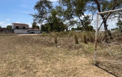 Moradores ouvem tiros na madrugada, e jovem é encontrado morto em campo de futebol