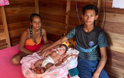 Família de bebê com traqueostomia compra casa sem energia e pede socorro