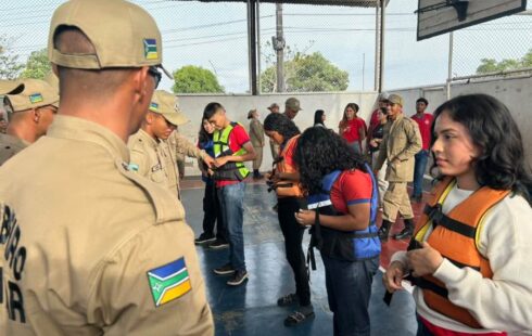 Estudantes da orla de Macapá aprendem a evitar afogamentos e como agir em acidentes