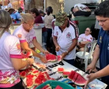 Sob forte calor, devotos cumprem tradição e são acolhidos com frutas, água e até chopps