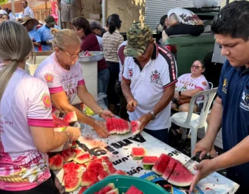 Sob forte calor, devotos cumprem tradição e são acolhidos com frutas, água e até chopps