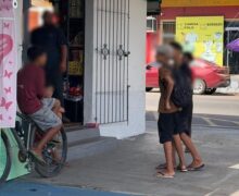Fora da escola, crianças passam o dia todo pedindo caixas de bombons no Centro de Macapá
