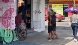 Fora da escola, crianças passam o dia todo pedindo caixas de bombons no Centro de Macapá