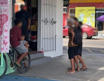 Fora da escola, crianças passam o dia todo pedindo caixas de bombons no Centro de Macapá