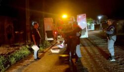 Homem em liberdade condicional é executado a tiros por ocupantes de carro vermelho