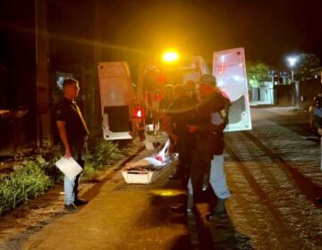 Homem em liberdade condicional é executado a tiros por ocupantes de carro vermelho