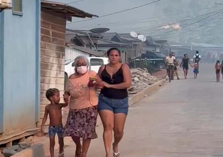 Um dia após ser contido, incêndio em vegetação volta a apavorar moradores de Vitória do Jari