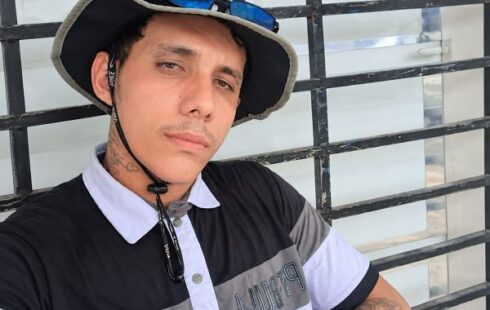 Jovem teve celular verificado por matadores ao sair para comprar lanche com a namorada