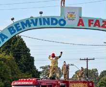 Bombeiros montam operação para resgatar mulher que subiu em pórtico na Fazendinha