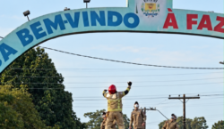Bombeiros montam operação para resgatar mulher que subiu em pórtico na Fazendinha