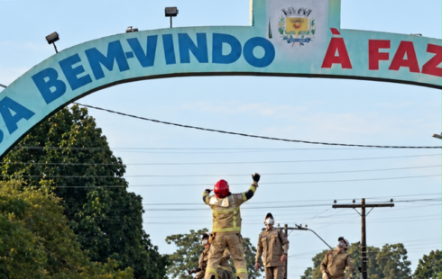 Bombeiros montam operação para resgatar mulher que subiu em pórtico na Fazendinha