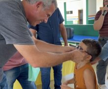 Tartarugalzinho entrega 151 óculos de grau a alunos da rede municipal
