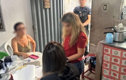 Polícia desmantela quadrilha que usava esbarrões e papel-alumínio para furtar celulares na Expofeira