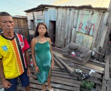 Pai cria 6 filhos em casa prestes a desabar e filha PCD grávida precisa de tudo