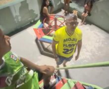 Armado, policial sobe em brinquedo, troca socos com adolescente e assusta crianças