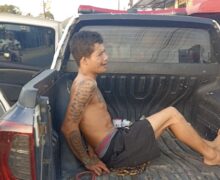 Homem agride a mãe, ameaça a irmã e chora ao ser preso em Laranjal do Jari