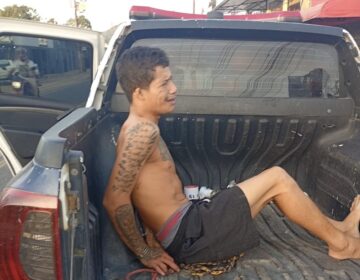 Homem agride a mãe, ameaça a irmã e chora ao ser preso em Laranjal do Jari