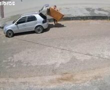 Moradores levam sofá achando que era doação e devolvem após vídeo viralizar