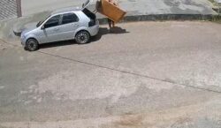Moradores levam sofá achando que era doação e devolvem após vídeo viralizar