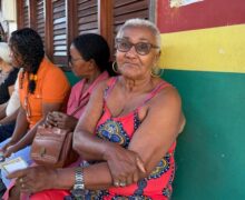 “Gosto de votar”: Aos 76 anos, aposentada chega antes das 7h para garantir voto em Macapá