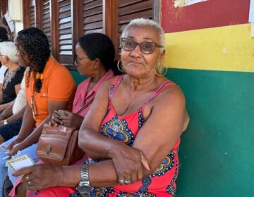 “Gosto de votar”: Aos 76 anos, aposentada chega antes das 7h para garantir voto em Macapá